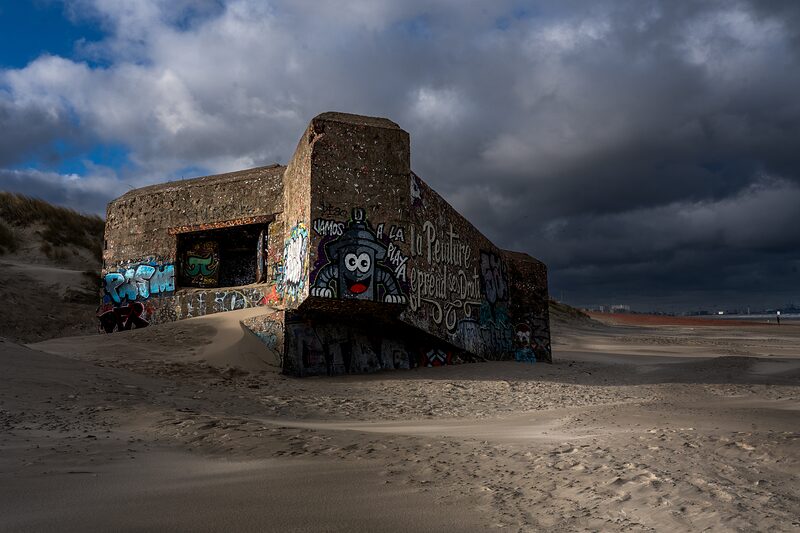 Blockhaus de la dernière guerre ensablé proche de la digue de Dunkerque.