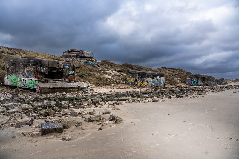 Alignement de plusieurs blockhaus le long de la plage de Dunkerque.