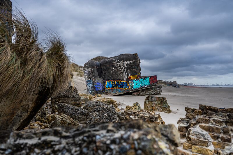 Blockhaus allemand affaissé au pied des dunes de Dunkerque, face à la Mer du Nord.