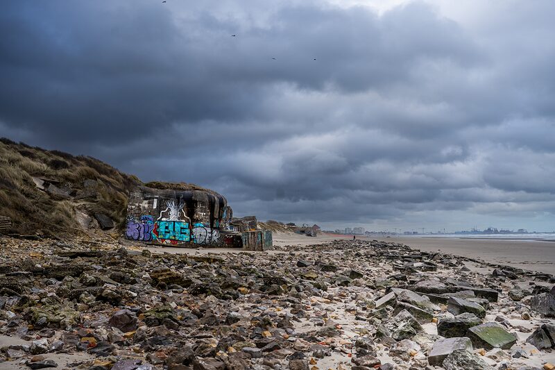 Blockhaus allemand échoué au pied des dunes de Dunkerque, face à la Mer du Nord.
