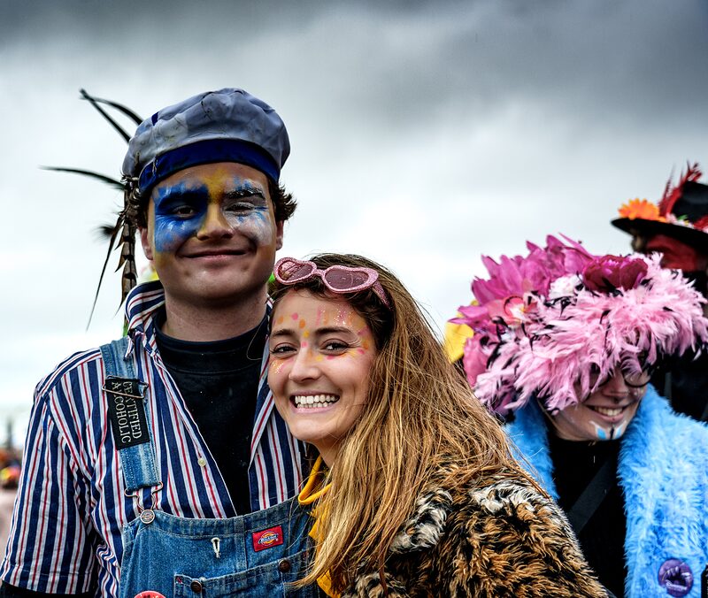 Carnavaleux illuminés par les lumières de la ville pendant le défilé nocturne du Carnaval de Dunkerque.