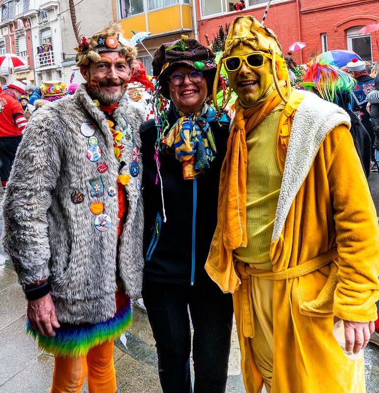 Carnavaleux illuminés par les lumières de la ville pendant le défilé nocturne du Carnaval de Dunkerque.