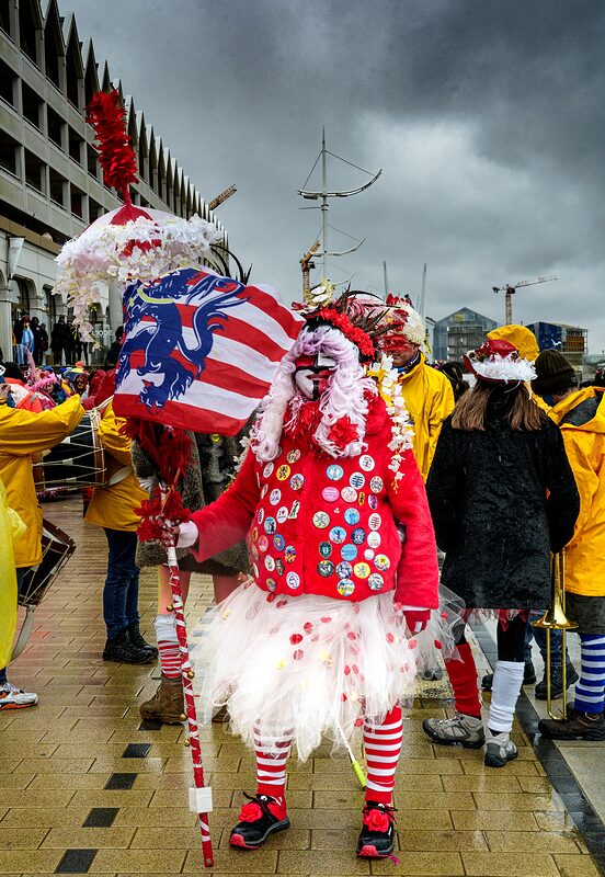 Danseurs traditionnels en clet'ches colorés défilant dans les rues de Dunkerque.