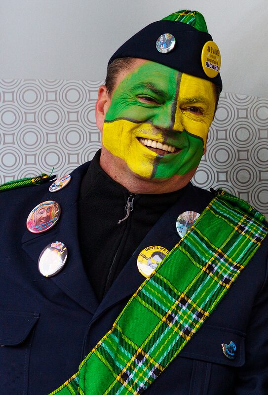 Carnavaleux illuminés par les lumières de la ville pendant le défilé nocturne du Carnaval de Dunkerque.