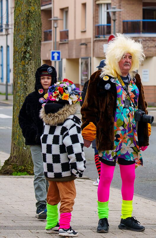 Chef de bande carnavalesque en costume royal avec cape et sceptre lors du défilé de Dunkerque 2026.