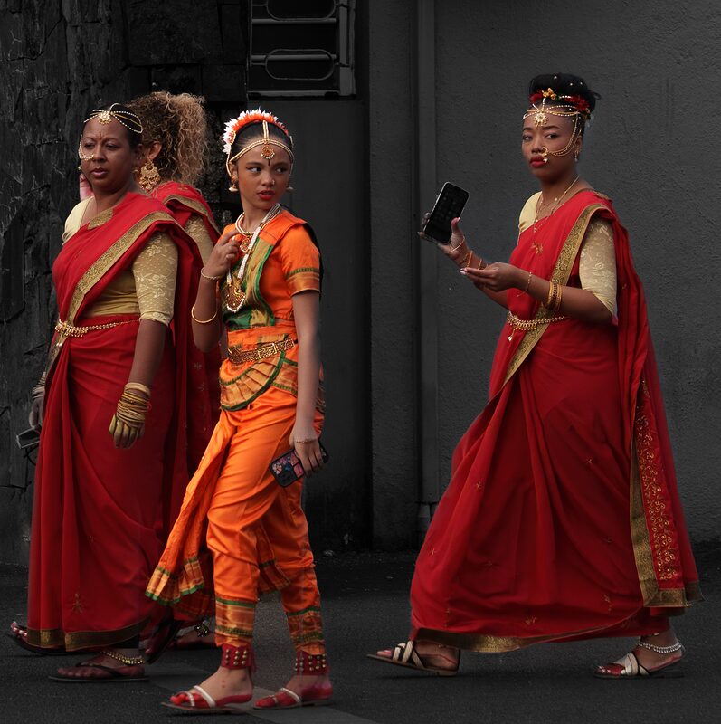 Jeunes danseuses indiennes en habits religieux se préparant pour le défilé du Dipavali.