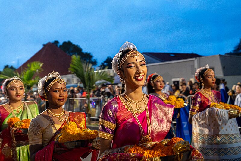 Jeunes indiennes souriantes participants au défilé du Dipavali 2025 à Saint-André, Réunion.