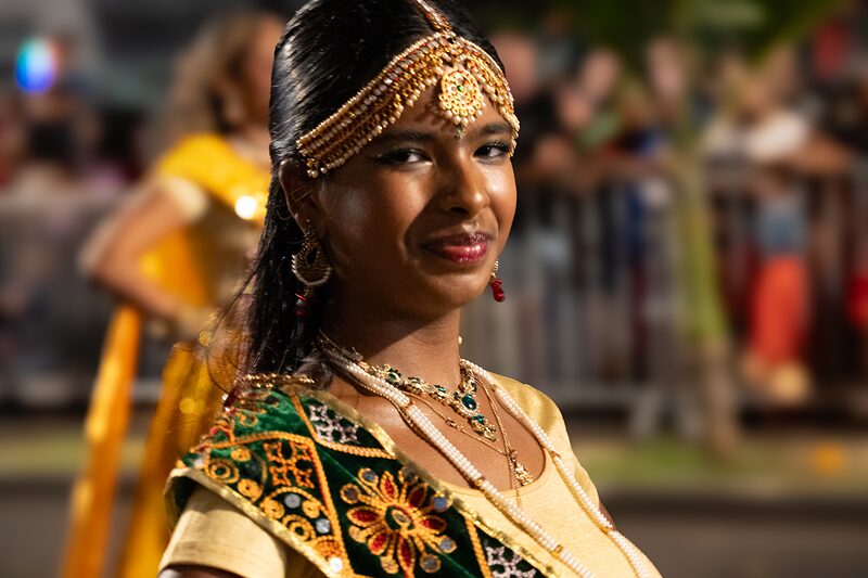 Jeune danseuse indienne lors du défilé du Dipavali 2025 à Saint-André, Réunion.
