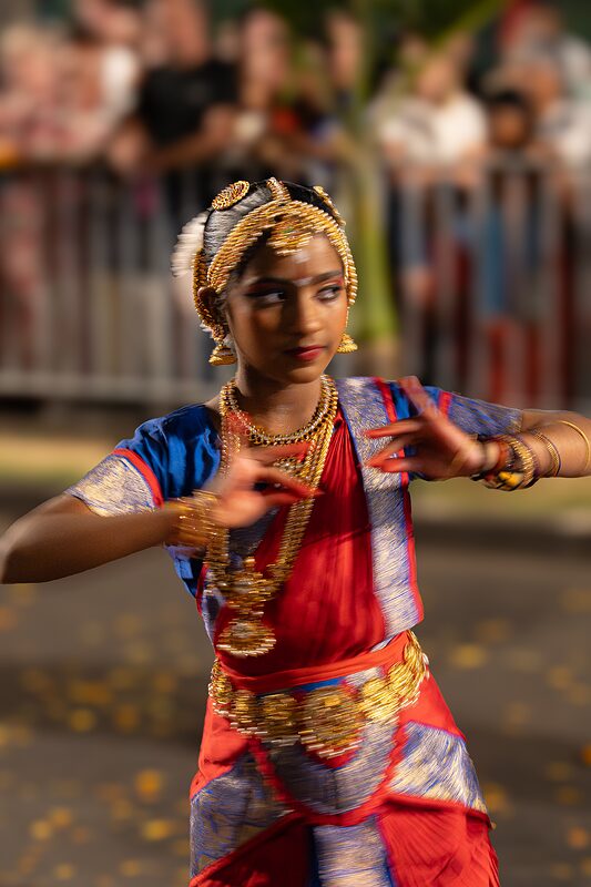 Très jeune danseuse en action lors du défilé de la fête des lumières 2025 à Saint-André, Réunion.