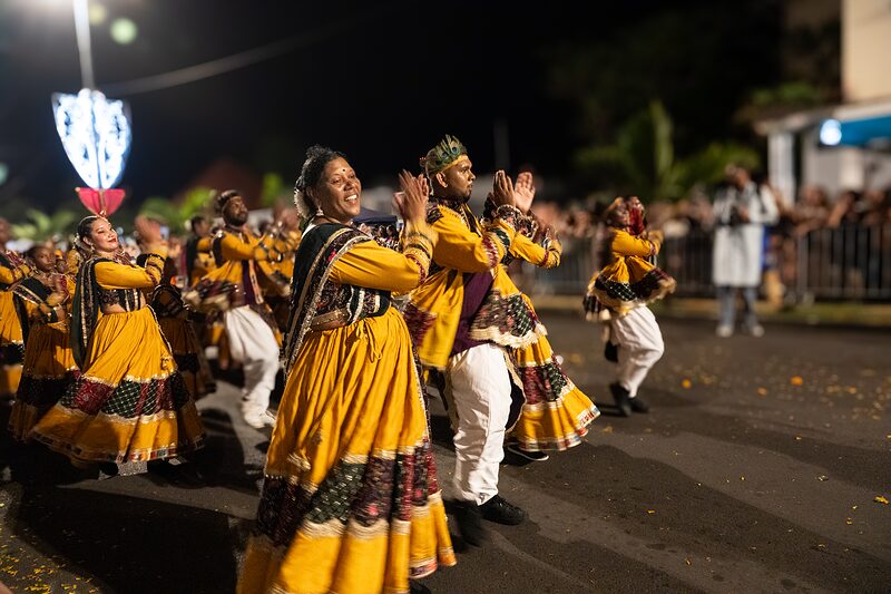 Groupe de danseurs habillés de jaune et de blanc lors du défilé du Dipavali 2025 à Saint-André, Réunion.