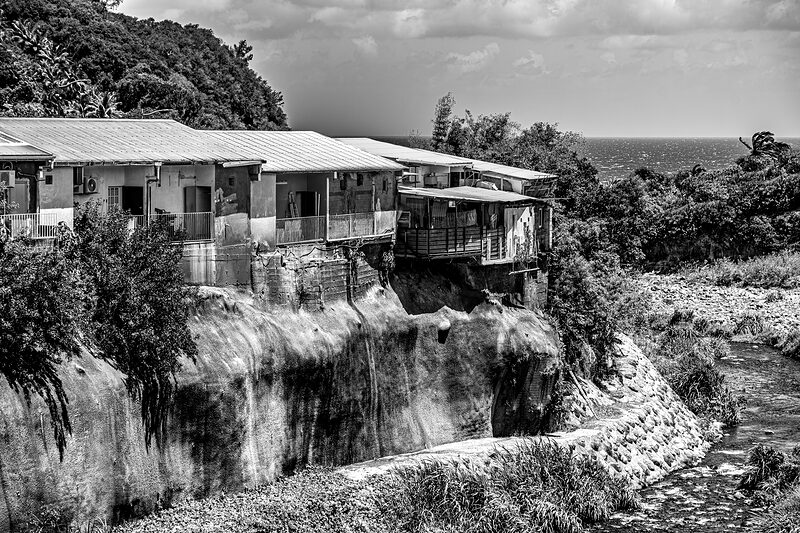 Habitation en équilibres surplombants la rivière des Remparts à Saint-Joseph, Réunion.