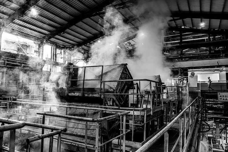 Machines industrielles fumantes dans la sucrerie du Gol à Saint-Louis, Réunion.