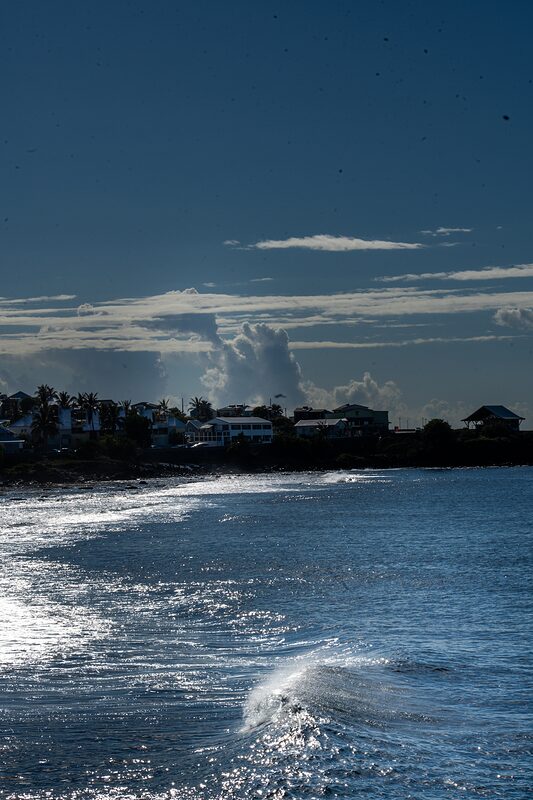 La lumière de fin de journée donne une couleur argentée à l'océan, Réunion 2025