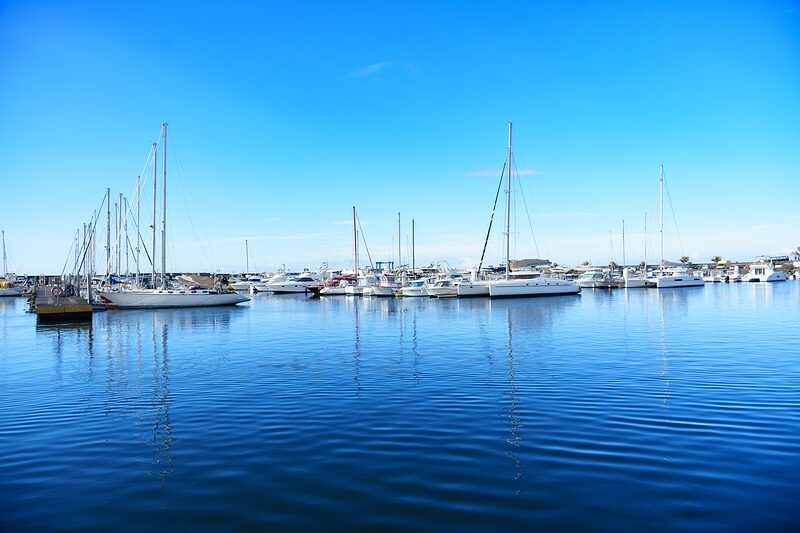 Port de pêche de Terre-Sainte dans le bleu du ciel et de la mer, Réunion 2025.