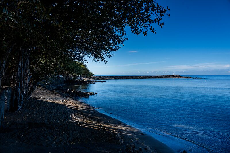 Le jour vient de se lever sur la petite plage encore pmbragée de Terre-Sainte, Réunion 2025.