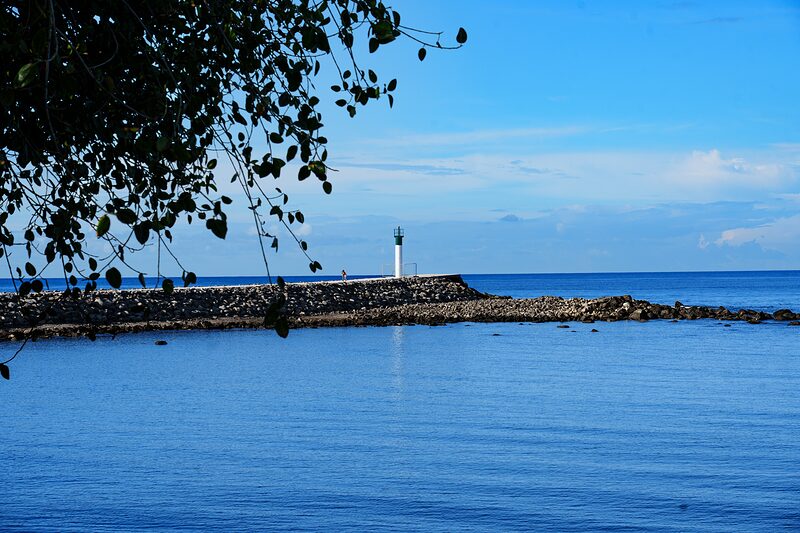 Petit phare blanc de Terre-Sainte, au bout de la jetée, Réunion 2025.