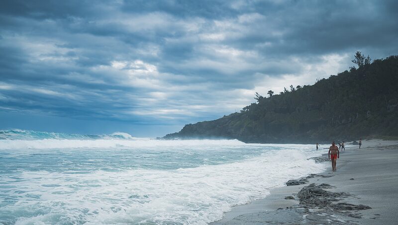 Fortes houles sur la plage de Grand Anse, côte sud de la Réunion, 2025.