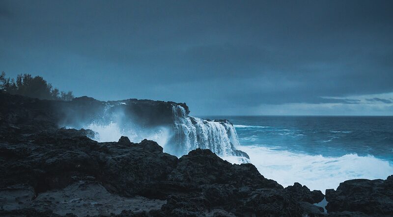 Proche de la plage de Grand Bois, la houle vient se briser sur de dangereux récifs, Réunion 2025.