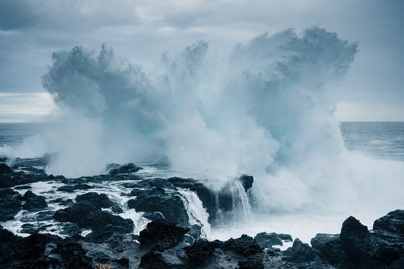 Fracas de vagues sur les récifs à Grand Bois, côte sud-ouest de la Réunion, 2026.