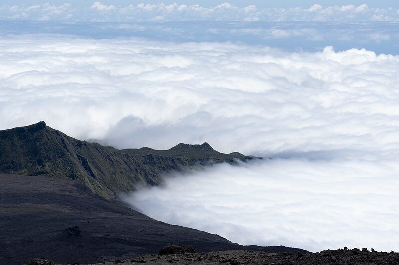 Reliefs escarpés vus depuis le flanc du Pitan de la Fournaise, Île de la Réunion 2025.
