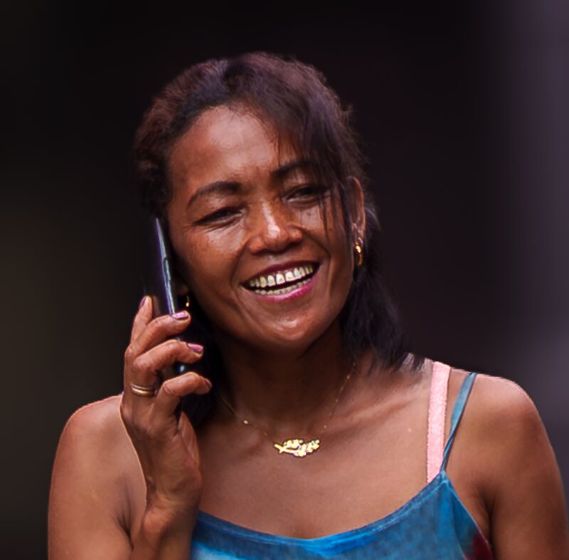 Femme réunionnaise en train de téléphoner lors du défilé Fêt'Kaf à Saint-Denis, Réunion 2025.