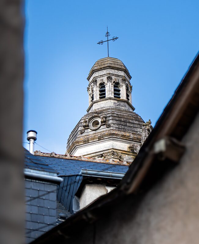 Sommet du clôcher d'une chapelle située dans le vieux Blois, photographie prise en contre-plongé sur un ciel bleu azure.