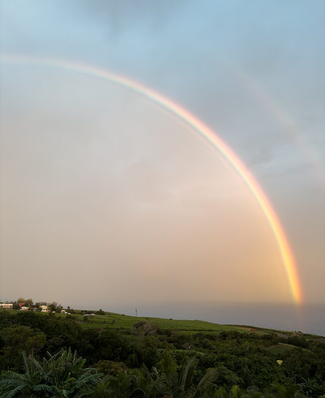 Bel arc-en-ciel en début de journée après une averse à la Petite-Île, Réunion 2025.