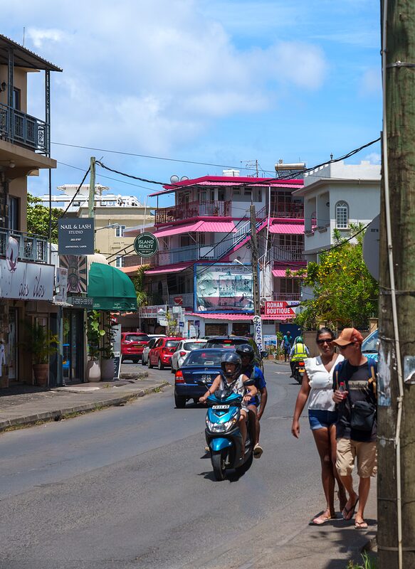 Rue menant à la plage de Grand Baie, Ile Maurice, 2026.