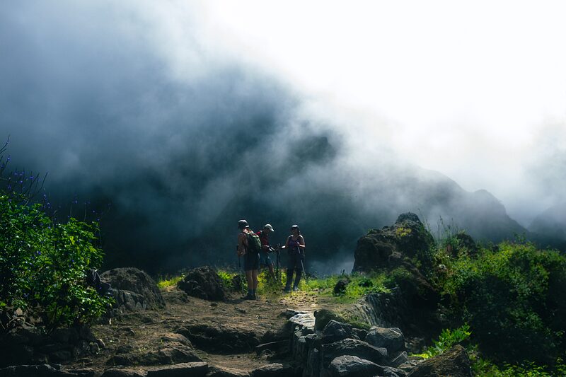 Trois randonneurs sur les hauteurs d'une montagne, Cap-Vert, 2016.